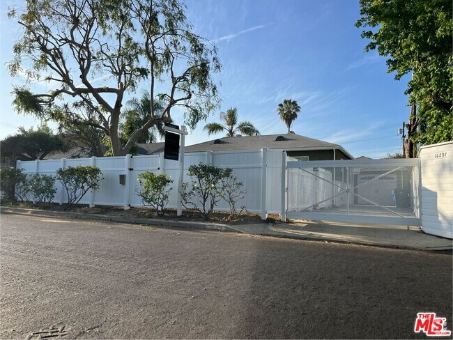 Building Photo - 15227 Valleyheart Dr Rental