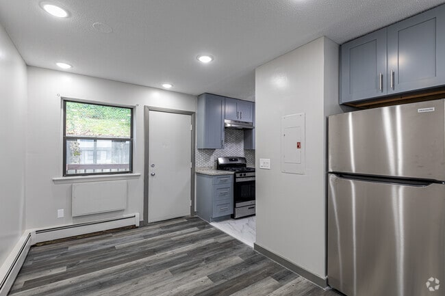 2BR, 1BA Townhouse - Kitchen