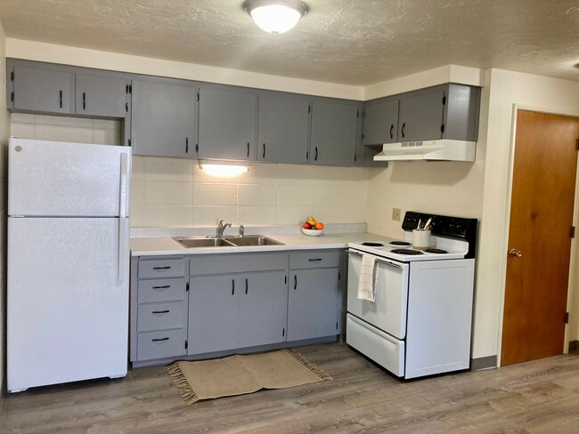 Building Photo - (CAM 12) Large 1x1 (Downtown, Close to Cam... Unit 12 Rental