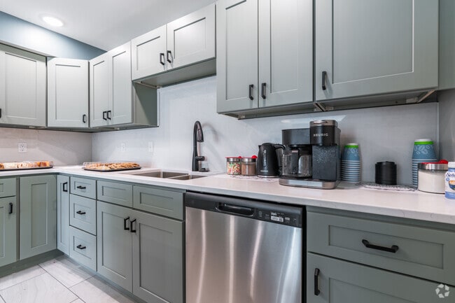 2BR, 2BA - Kitchen