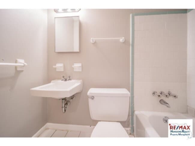 Photo - Charming Brick Ranch!