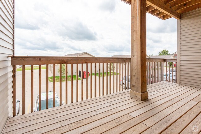 2BR, 2BA - 903 SF - Balcony - Willow Ridge