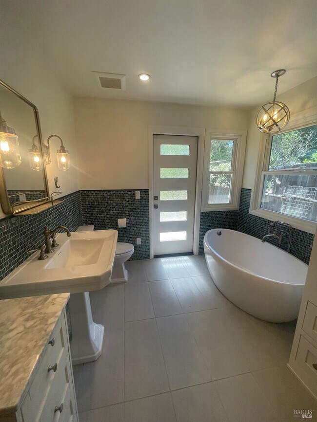 Photo - 954 Norlee St