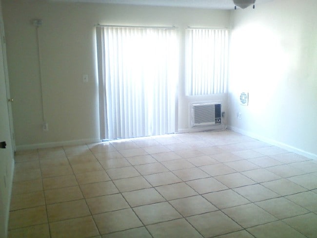 Sala de estar - Vincent Village Apartments