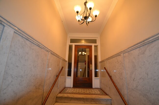 Marble Entrance - 1247 Granville W Ave Unit 2E