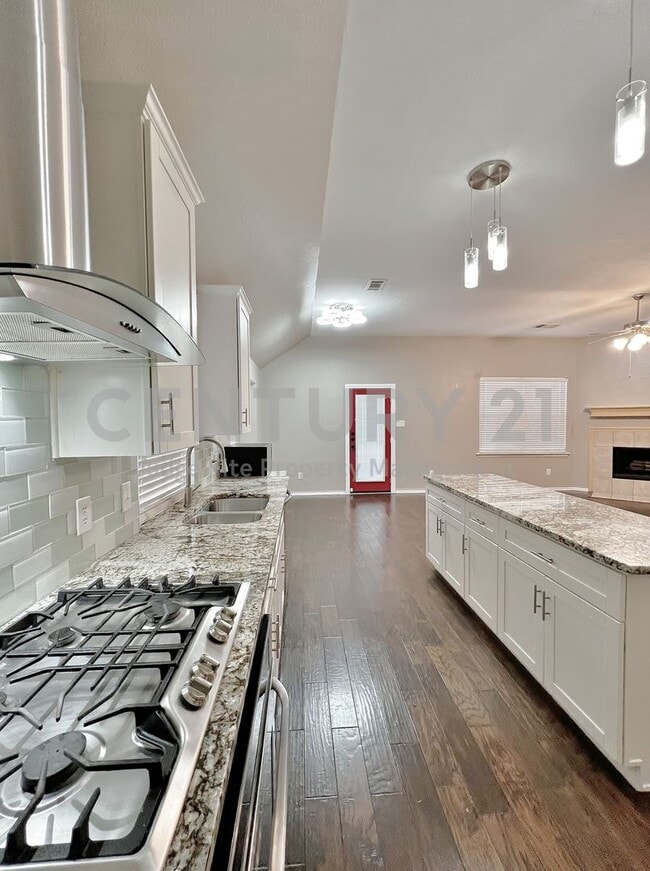 Photo - Spectacular 3/2/2 Home in Lowes Farm Addition For Rent!