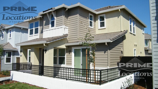 Building Photo - Spacious modern living