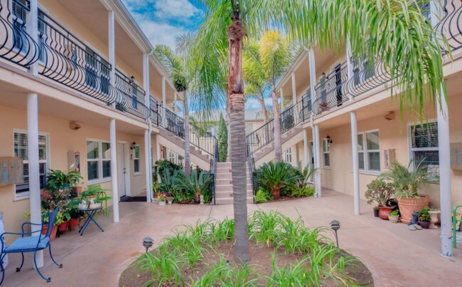 Courtyard - The Catalina Apartments