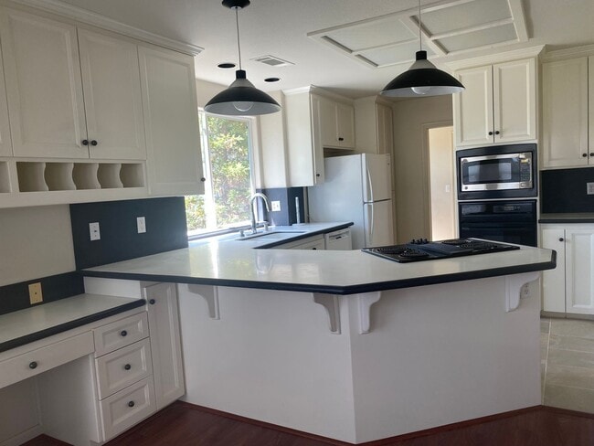 Photo - Beautiful Lakefront Home in the Vineyard! 55+ community