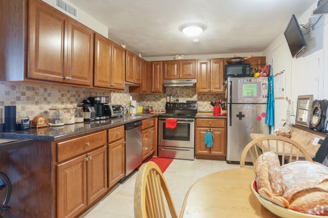 1BR, 1BA - 764