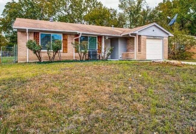 Building Photo - Welcome to your newly updated home in the heart of Dallas!