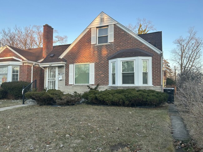 Building Photo - 18000 Pinehurst St