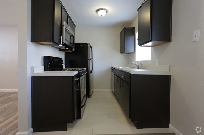 1BR,1BA - 528SF - KITCHEN