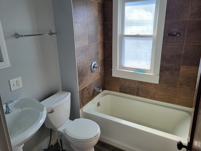 Photo - 227 Heath St Unit Upper