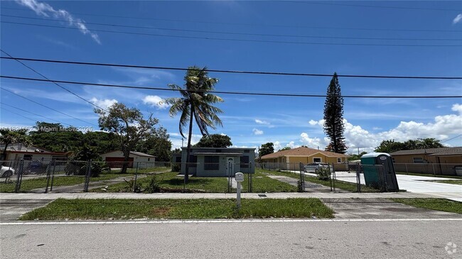 Building Photo - 2432 NW 20th St Rental