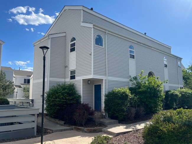 Building Photo - Spacious 3 Bed, 2 Full Bath Townhome near the Highline Canel!