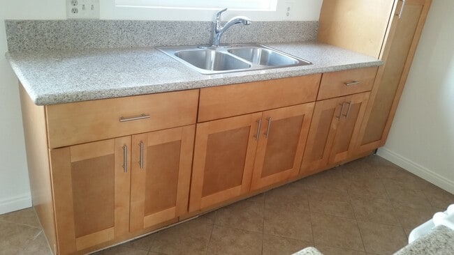 Photo - 4350 Maple St