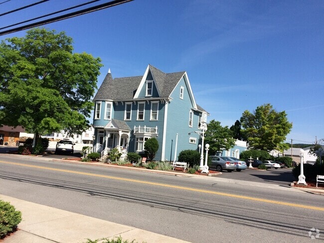 Building Photo - 1408 3rd Ave Unit 2 Rental