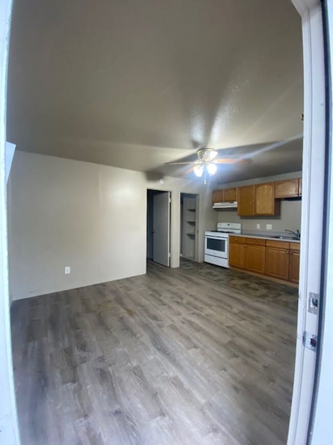 Building Photo - Freshly Updated Single Level One Bedroom Apartment With All Utilities Included! Unit 02