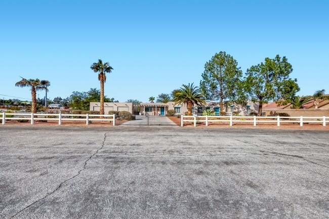 Building Photo - Custom home on over 35,000' Lot