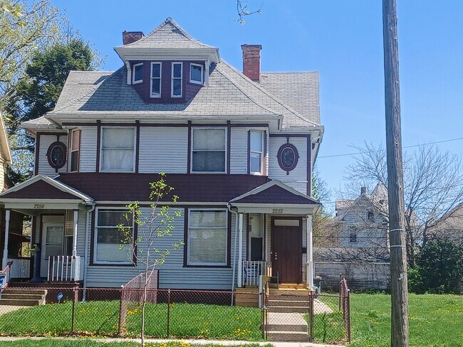 2252 Whitney Front - más por venir - 2252 Whitney Ave