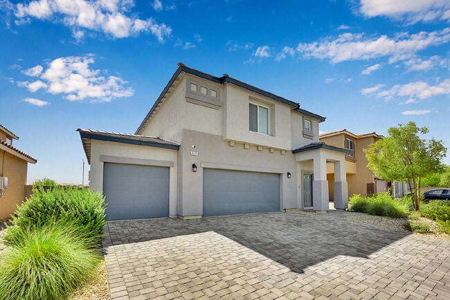 Photo - Gorgeous 5 Bedroom home!