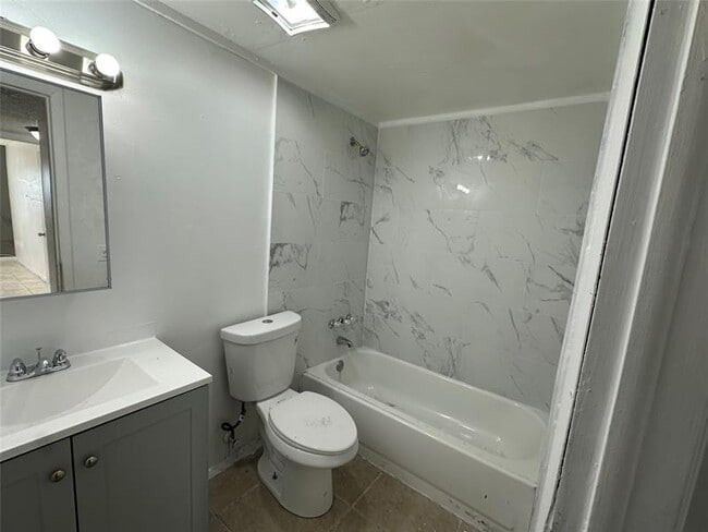Building Photo - 3710 NW 21st St Unit 208