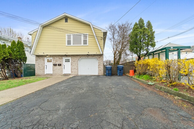 Front of home with view of bus stop - 396 Kaplan Ave Unidad Floor 1