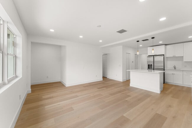 Photo - 111 W 35th St