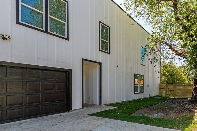 Photo - 770 Elwayne Ave