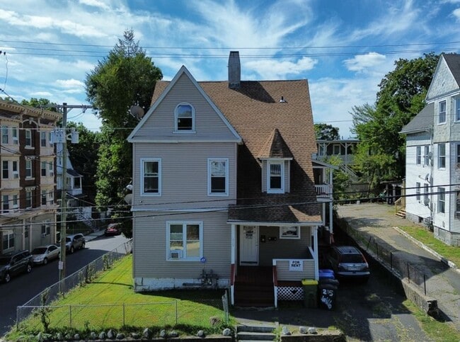 Building Photo - 215 Willow St Unit 2