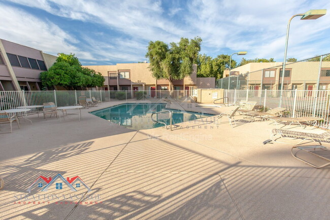 Building Photo - 712 W 14th St