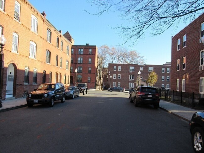 Building Photo - 8 Greenwich St Unit 8 Rental