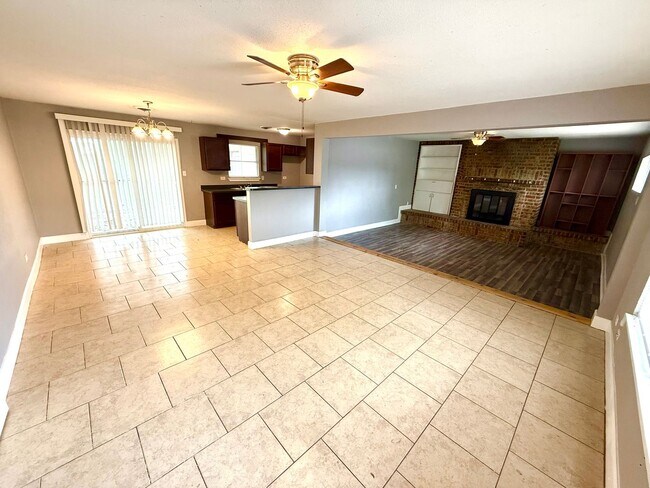 Photo - AVAILABLE NOW! 3 Bedroom / 2 Bath Corner L...