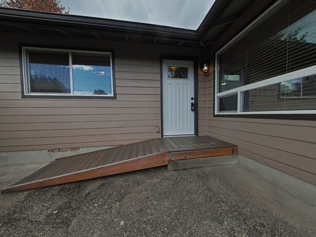 2 Bedroom Apartment ~ Close to 9th Street - 2 Bedroom Apartment ~ Close to 9th Street Unit 3288 NE Lancaster #2
