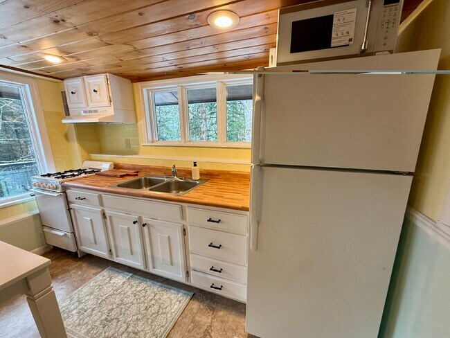 Bright kitchen with many windows - 111 North Rd Unit 111 North Road B