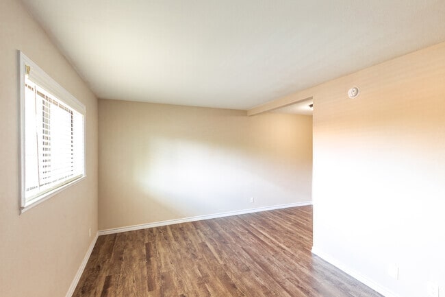 Living Room - Oak Street Flats: Leasing Specials! Ranch ... Apartments