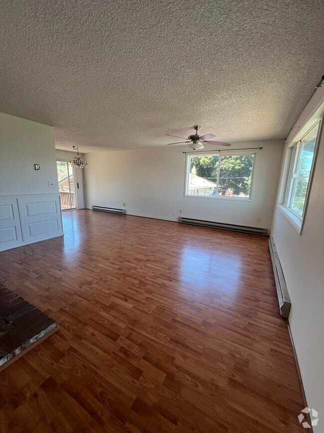Building Photo - 4 Bedroom, 2 Bathroom Home - With Large Bo...