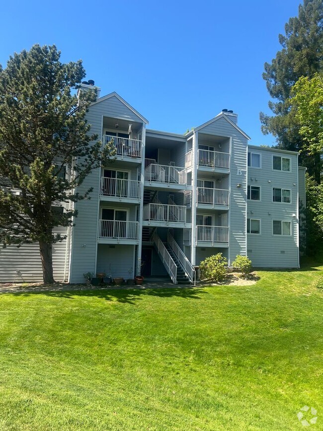 Building Photo - Welcome to Renton Ridge, 3 bed 2 bath with... Unit B101 Rental