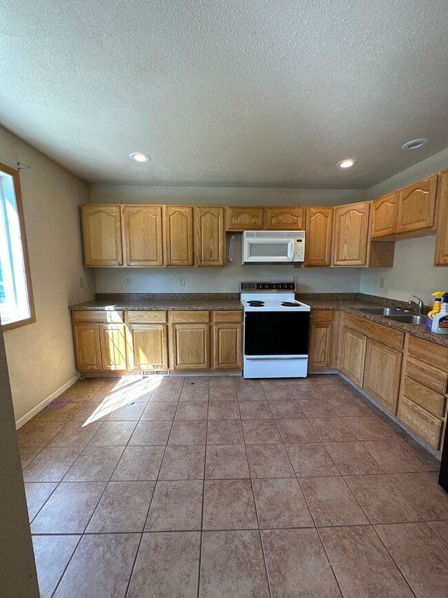 Photo - 4 Bedroom House!