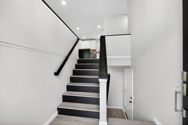 Escaleras (Arriba) - 3200 Schaffner Dr