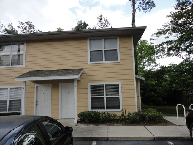 Building Photo - Beautiful 2 Bedroom, 2.5 Bath Condo in Desirable Isabella Park Unit 8