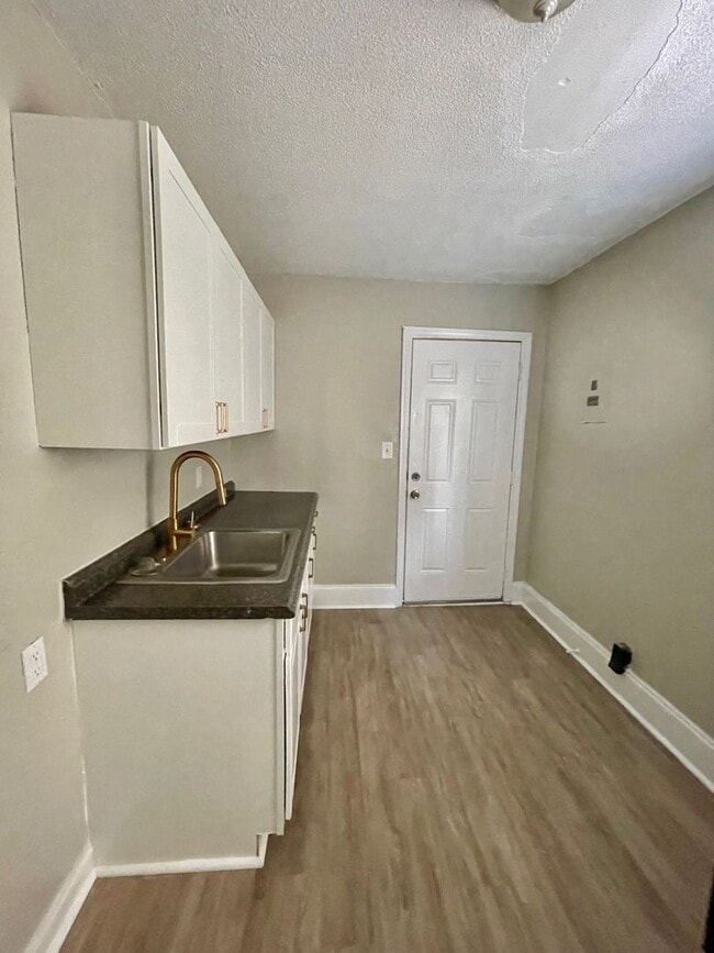 Photo - Adorable 2 bedroom 1 bath home . Located in the Belmont area .