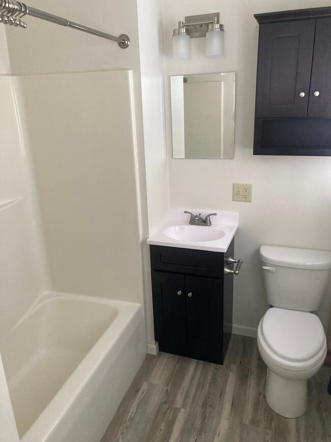 Bathroom - 101 Montrose Ave Unit A