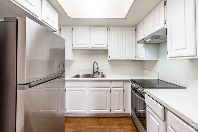 1BR, 1BA - 570SF - Kitchen