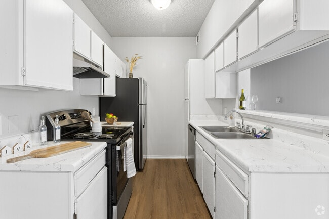 2BR, 2BA - 839SF - Kitchen
