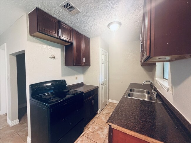12211 Wessex Dr