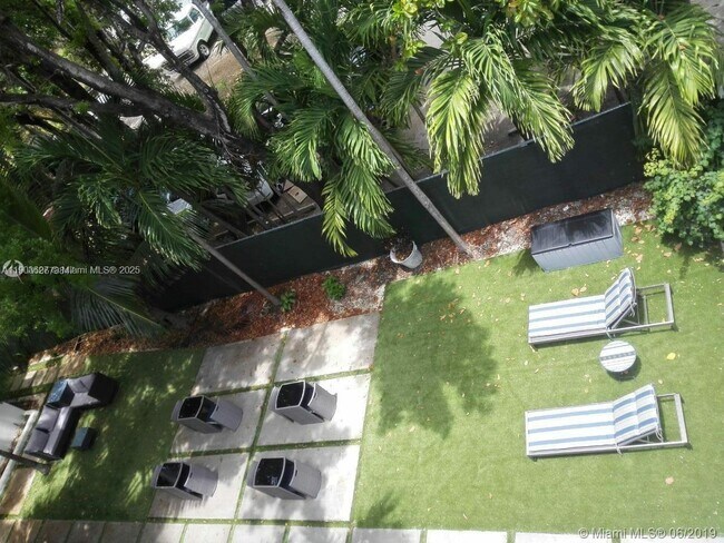 Photo - 245 NE 33rd St Unidad 106