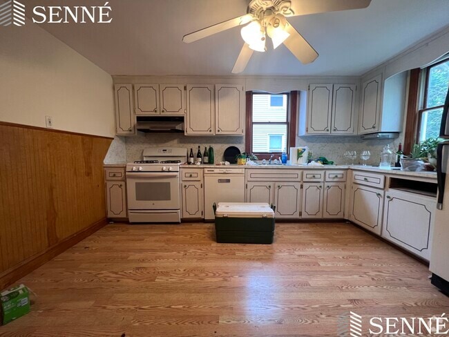 Building Photo - 23 Sargent St Unit 1 Rental