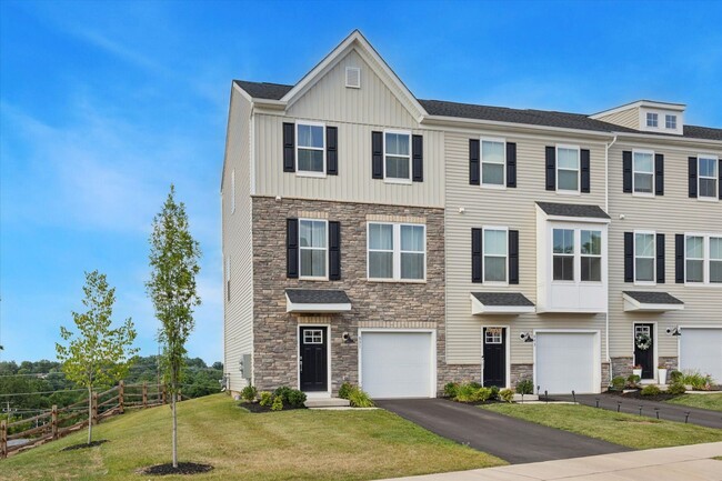 Building Photo - 3 Bedroom End-Unit Townhome in Spring City